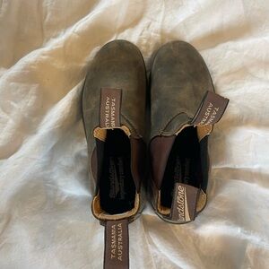Women’s rustic brown size 9 Blundstone Chelsea Boot
